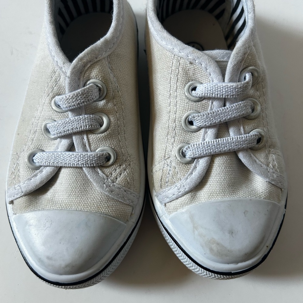 size 7/8 Kids White sneakers elastic pull on